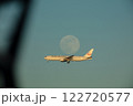 月と飛行機 122720577