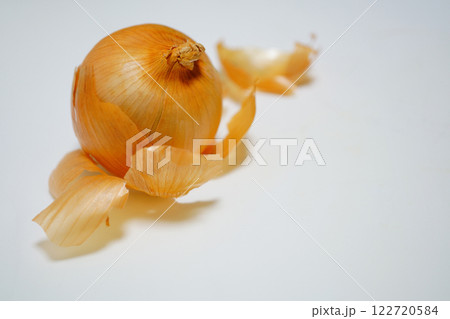 皮が付いたままの玉ねぎ 122720584