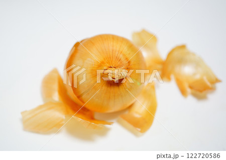 皮が付いたままの玉ねぎ 122720586