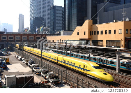 東京都心のビル街を走る、東海道新幹線・山陽新幹線の923形「ドクターイエロー」1 東京都心のビル街を走る、東海道新幹線・山陽新幹線の923形「ドクターイエロー」1 122720589