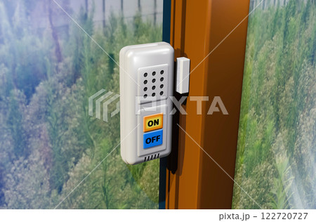 防犯イメージ （窓用防犯ブザー／窓用防犯アラーム）背景付き 122720727