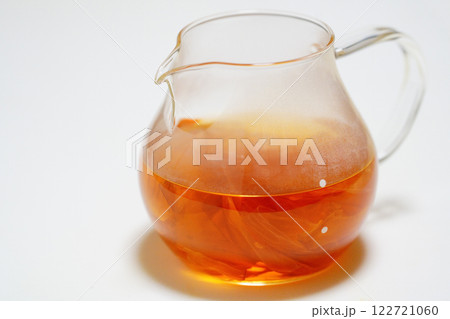 ガラスポットに入った玉ねぎ皮茶 ガラスポットに入った玉ねぎ皮茶 122721060