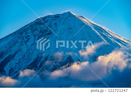 冠雪した富士山と湧き上がる雲 冠雪した富士山と湧き上がる雲 122721247