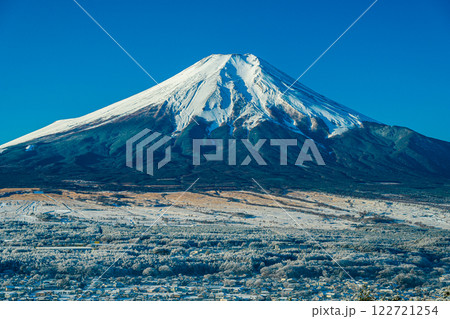 高座山からの雪景色の忍野村と富士山 高座山からの雪景色の忍野村と富士山 122721254
