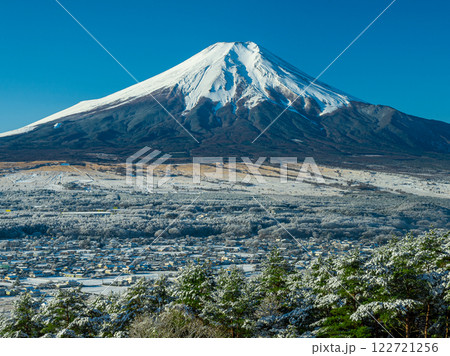 高座山から望む雪景色の忍野村と富士山 122721256