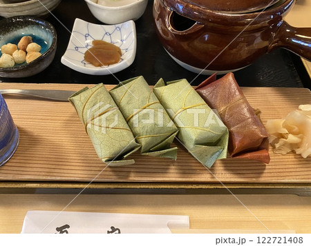 柿の葉に包まれた押し寿司 柿の葉に包まれた押し寿司 122721408