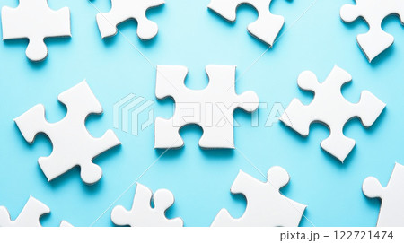 青い背景に散らばる白いパズルピース 122721474