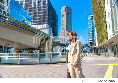 笑顔のビジネスウーマン　渋谷 122721960
