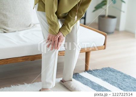 膝が痛いシニアの女性 膝が痛いシニアの女性 122722514