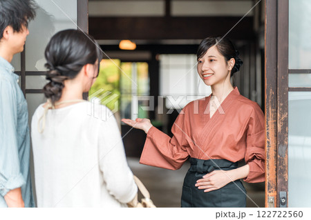 老舗の温泉旅館・高級旅館・宿坊で観光客に接客する仲居さん・女将さん 老舗の温泉旅館・高級旅館・宿坊で観光客に接客する仲居さん・女将さん 122722560