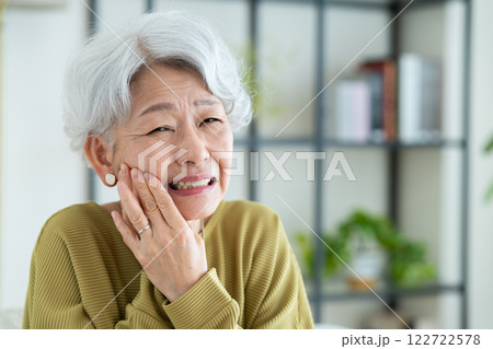 歯が痛いシニアの女性　 122722578