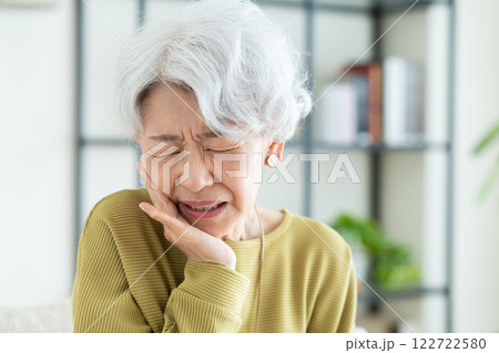 歯が痛いシニアの女性　 122722580