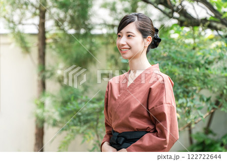 老舗の温泉旅館・高級旅館・宿坊で働く仲居さん・女将さん 122722644