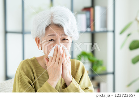 花粉症のシニアの女性　 122722657