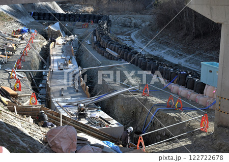 工事現場　河川改修工事の作業風景 122722678