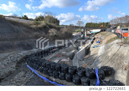 工事現場 河川改修工事の作業風景 工事現場 河川改修工事の作業風景 122722681
