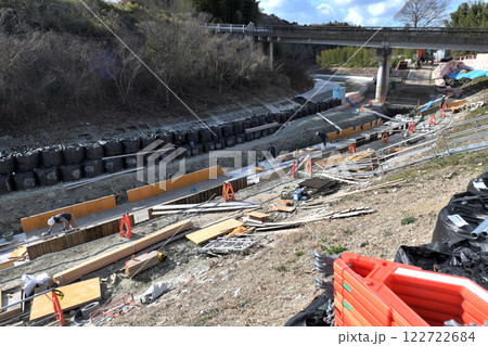 工事現場 河川改修工事の作業風景 工事現場 河川改修工事の作業風景 122722684