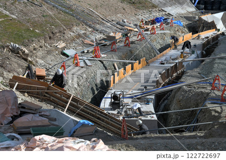 工事現場　河川改修工事の作業風景 122722697