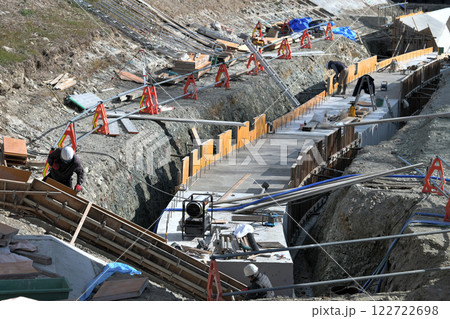 工事現場 河川改修工事の作業風景 工事現場 河川改修工事の作業風景 122722698