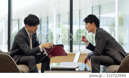 打ち合わせで言い争うビジネスマン 122722699