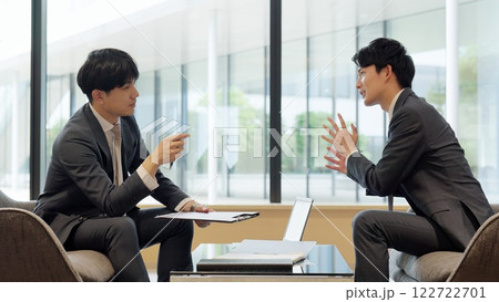 打ち合わせで言い争うビジネスマン 打ち合わせで言い争うビジネスマン 122722701