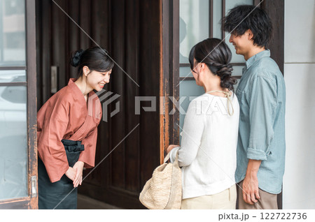 老舗の温泉旅館・高級旅館・宿坊で観光客に接客する仲居さん・女将さん 老舗の温泉旅館・高級旅館・宿坊で観光客に接客する仲居さん・女将さん 122722736
