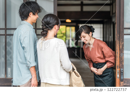 老舗の温泉旅館・高級旅館・宿坊で観光客に接客する仲居さん・女将さん 122722737