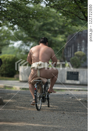 自転車に乗る力士 自転車に乗る力士 122722880