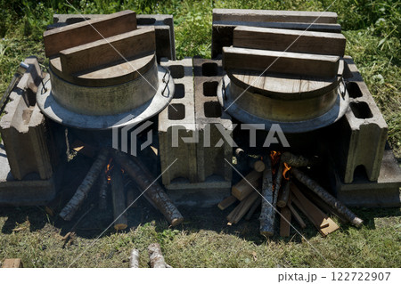 釜戸で米を炊く 釜戸で米を炊く 122722907