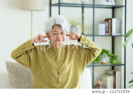 音がうるさいシニアの女性 122722939