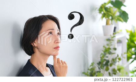 疑問を持って考える女性ビジネスパーソン 122722963