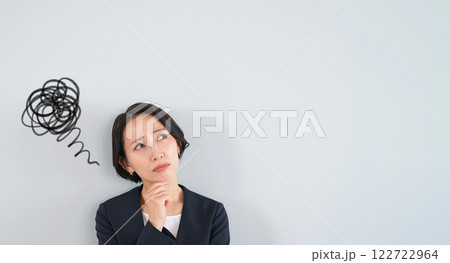 悩んで考える女性ビジネスパーソン 122722964