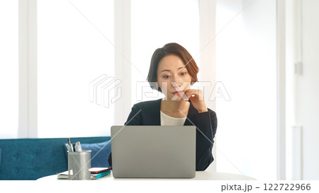 オフィスでノートパソコンを使う女性ビジネスパーソン 122722966