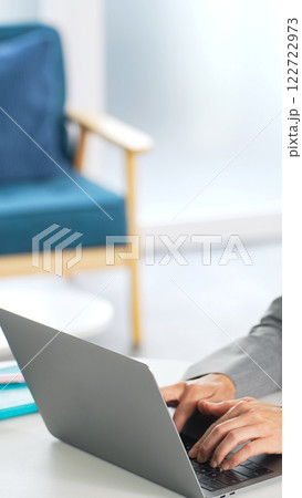 オフィスでノートパソコンを使う女性ビジネスパーソン オフィスでノートパソコンを使う女性ビジネスパーソン 122722973