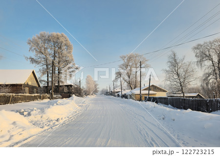 Winter road through the village. 122723215