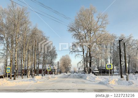 Wionter street of a small town with houses. 122723216