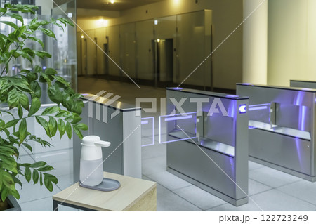 オフィスビルのエントランスロビー　撮影協力:スカパー東京メディアセンター 122723249