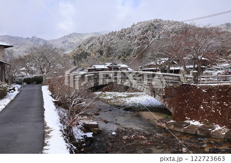 福岡県朝倉市秋月・秋月目鏡橋の雪景色 福岡県朝倉市秋月・秋月目鏡橋の雪景色 122723663