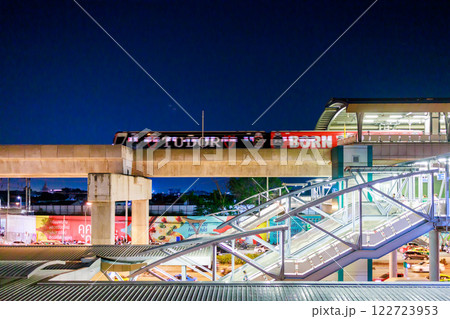 modern business building at night 122723953