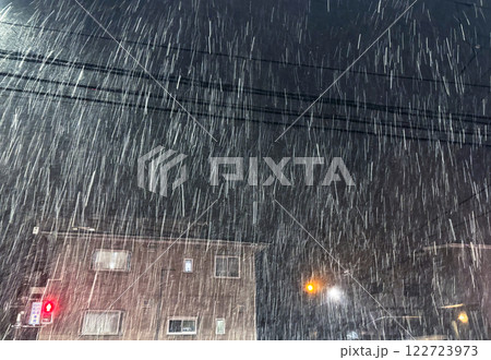 激しく降り始めた雪 122723973