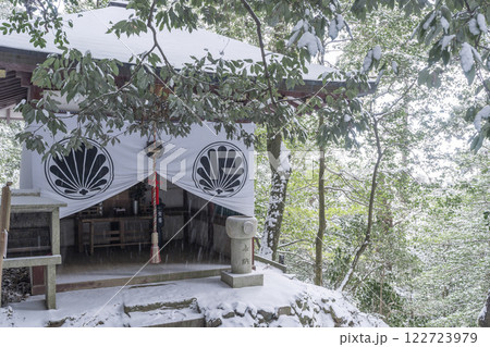 冬の鞍馬寺 奥の院参道 屏風坂の地蔵堂(革堂の地蔵尊) 冬の鞍馬寺 奥の院参道 屏風坂の地蔵堂(革堂の地蔵尊) 122723979