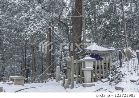 鞍馬寺　奥の院参道　雪に埋もれた義経公背比べ石  122723983