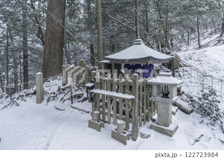 鞍馬寺 奥の院参道 雪に埋もれた義経公背比べ石 鞍馬寺 奥の院参道 雪に埋もれた義経公背比べ石 122723984