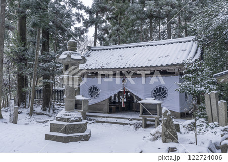 鞍馬寺　雪に埋もれた奥の院魔王殿 122724006