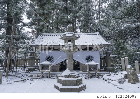 鞍馬寺　雪に埋もれた奥の院魔王殿 122724008
