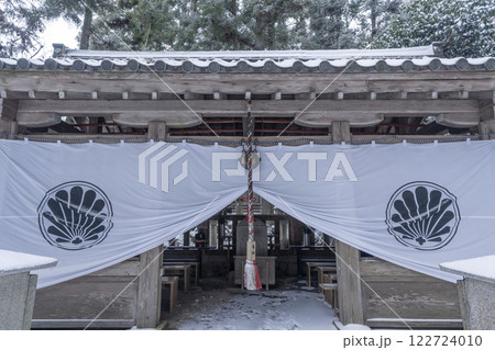 鞍馬寺　雪に埋もれた奥の院魔王殿 122724010