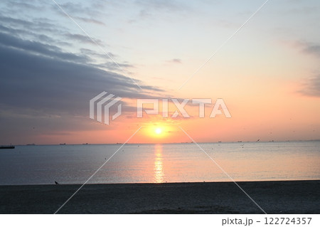 海に沈む夕日 122724357