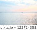 水平線に船が浮かぶ絵画風 122724358