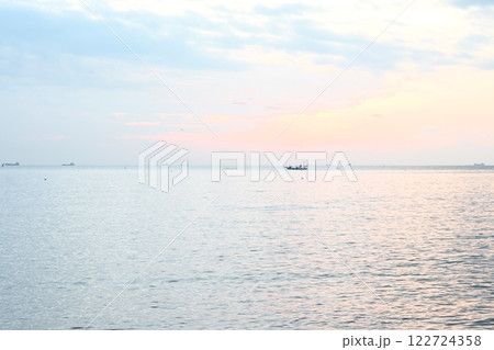水平線に船が浮かぶ絵画風 122724358
