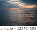 海に沈む夕日 122724359